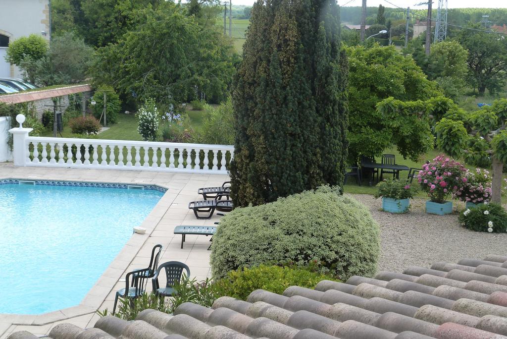 Hotel "Les Peyres" Lamothe-Landerron Zimmer foto